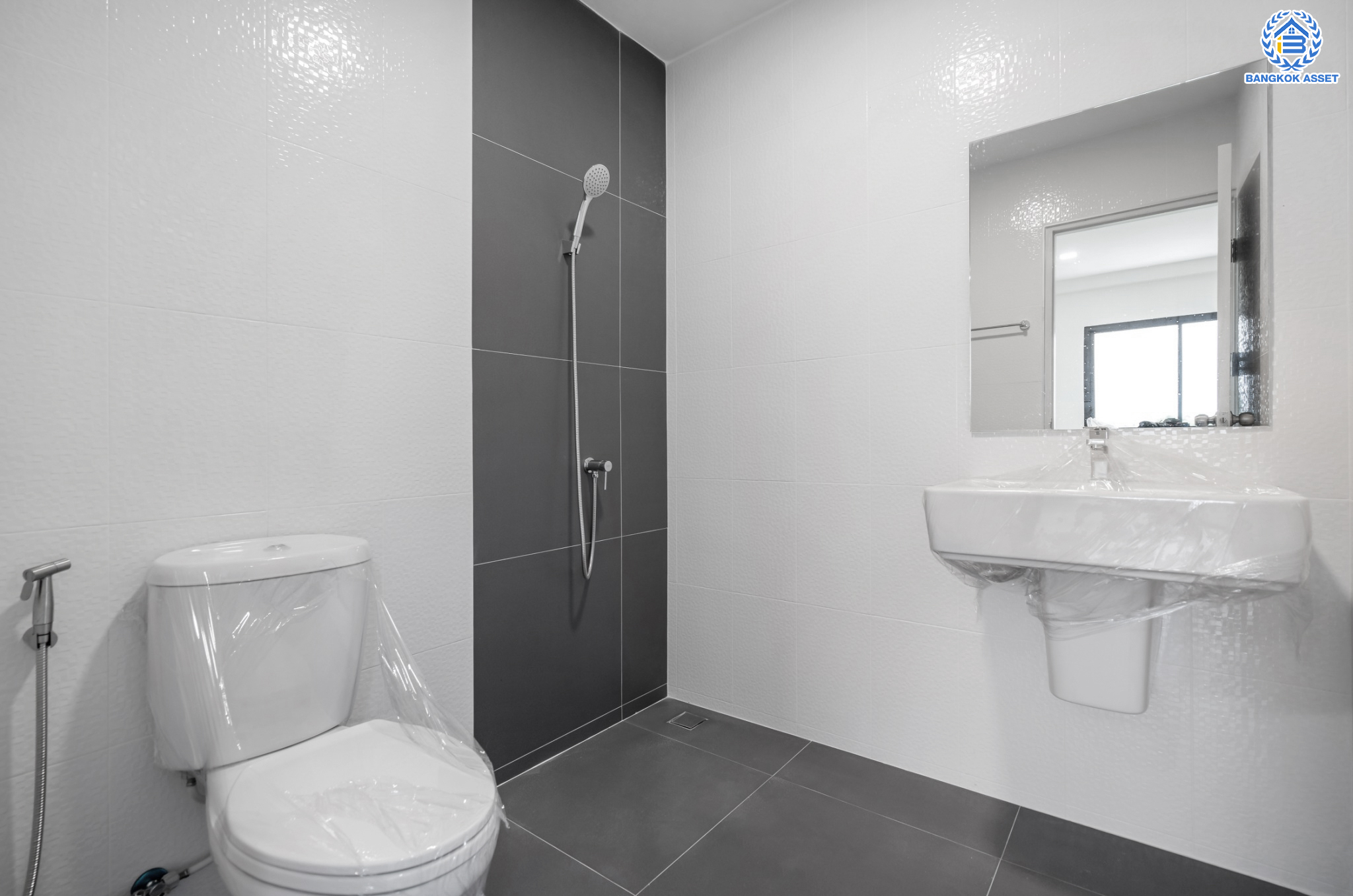 บ้านมือสองตกแต่งใหม่ ม.ยิ่งโอฬาร ดอนเมือง ทาวน์โฮม 3 ชั้น หลังใหญ่ เนื้อที่ 32.2 ตร.ว. ฟังก์ชัน 4 ห้องนอน 5 ห้องน้ำ จอดรถได้ 1 คัน บนทำเลศักยภาพ หน้าโครงการติดถนนวิภาวดี ใกล้สนามบินดอนเมือง ฟิวเจอร์พาร์ครังสิต, ม.รังสิต จุดขึ้นทางด่วน และรถไฟฟ้าสายสีแดง "สถานีดอนเมือง"